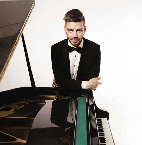 Promotional picture of our New York concert pianist with his piano | Altus Entertainment